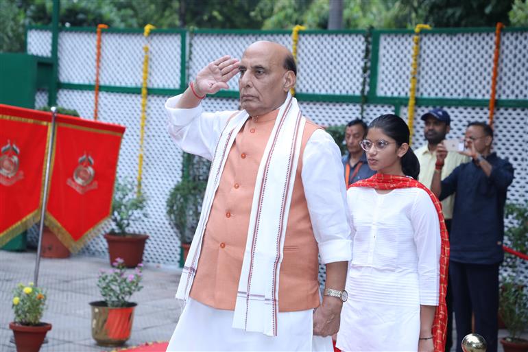 केंद्रीय रक्षा मंत्री श्री राजनाथ सिंह 15 अगस्त, 2024 को 78वें स्वतंत्रता दिवस के अवसर पर नई दिल्ली में अपने आधिकारिक आवास पर राष्ट्रीय ध्वज फहराते हुए।