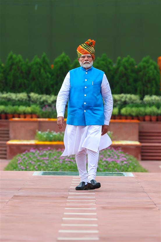 प्रधानमंत्री श्री नरेन्द्र मोदी ने 15 अगस्त 2024 को 78वें स्वतंत्रता दिवस के अवसर पर दिल्ली में राजघाट स्थित महात्मा गांधी की समाधि पर श्रद्धा सुमन अर्पित किए।