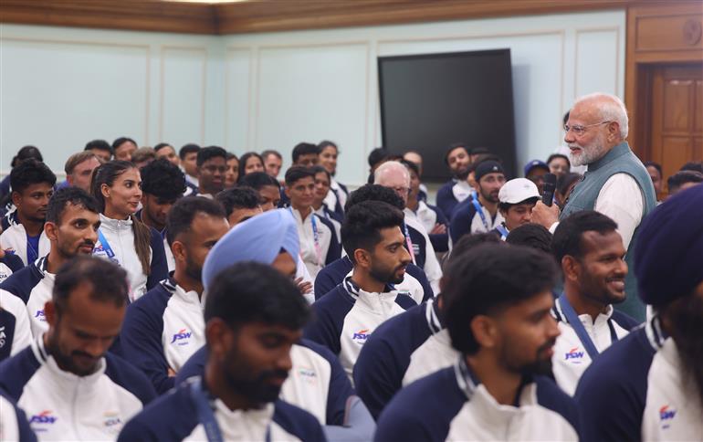 प्रधानमंत्री श्री नरेन्द्र मोदी 15 अगस्त, 2024 को नई दिल्ली में पेरिस ओलंपिक 2024 के भारतीय दल के साथ बातचीत करते हुए।