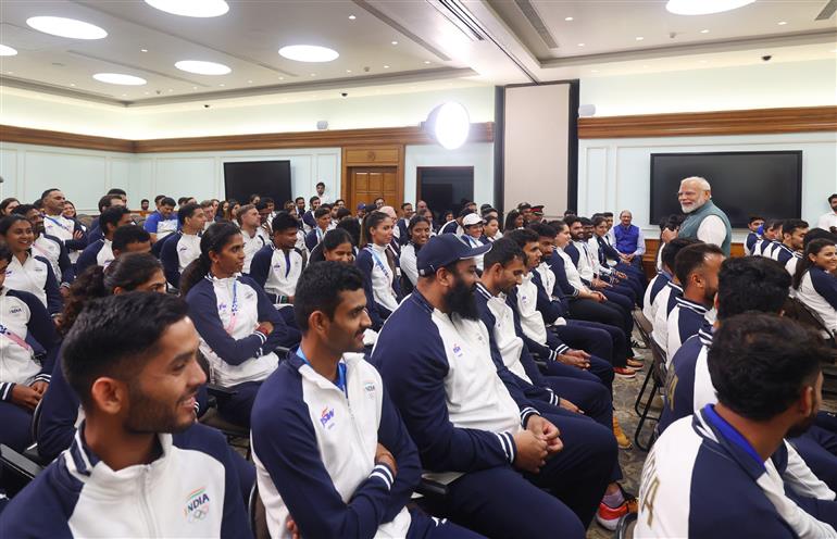 प्रधानमंत्री श्री नरेन्द्र मोदी 15 अगस्त, 2024 को नई दिल्ली में पेरिस ओलंपिक 2024 के भारतीय दल के साथ बातचीत करते हुए।