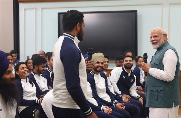 प्रधानमंत्री श्री नरेन्द्र मोदी 15 अगस्त, 2024 को नई दिल्ली में पेरिस ओलंपिक 2024 के भारतीय दल के साथ बातचीत करते हुए।