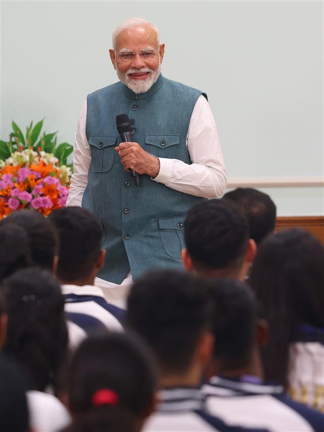 प्रधानमंत्री श्री नरेन्द्र मोदी 15 अगस्त, 2024 को नई दिल्ली में पेरिस ओलंपिक 2024 के भारतीय दल के साथ बातचीत करते हुए।