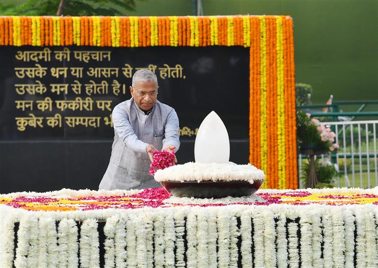 राज्य सभा के उपसभापति श्री हरिवंश 16 अगस्त, 2024 को नई दिल्ली में सदैव अटल में भारत के पूर्व प्रधानमंत्री श्री अटल बिहारी वाजपेयी की पुण्यतिथि पर उन्हें पुष्पांजलि अर्पित करते हुए।