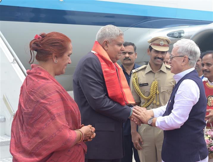 उपराष्ट्रपति श्री जगदीप धनखड़ और डॉ. सुदेश धनखड़ का 16 अगस्त, 2024 को हैदराबाद, तेलंगाना आगमन पर तेलंगाना के राज्यपाल श्री जिष्णु देव वर्मा, तेलंगाना के परिवहन मंत्री श्री पोन्नम प्रभाकर और अन्य गणमान्य लोगों द्वारा स्वागत किया गया।