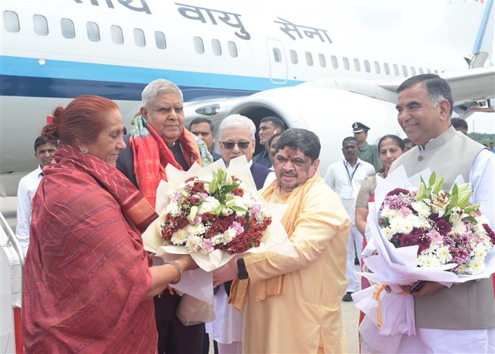 उपराष्ट्रपति श्री जगदीप धनखड़ और डॉ. सुदेश धनखड़ का 16 अगस्त, 2024 को हैदराबाद, तेलंगाना आगमन पर तेलंगाना के राज्यपाल श्री जिष्णु देव वर्मा, तेलंगाना के परिवहन मंत्री श्री पोन्नम प्रभाकर और अन्य गणमान्य लोगों द्वारा स्वागत किया गया।