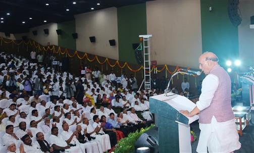 केंद्रीय रक्षा मंत्री श्री राजनाथ सिंह 18 अगस्त, 2024 को चेन्नई में कलैगनार एम करुणानिधि की जन्म शताब्दी के अवसर पर स्मारक सिक्का जारी करने के लिए आयोजित कार्यक्रम को संबोधित करते हुए।