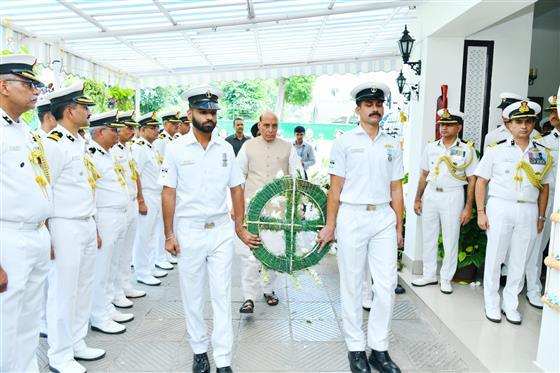 केंद्रीय रक्षा मंत्री श्री राजनाथ सिंह ने 19 अगस्त, 2024 को नई दिल्ली में भारतीय तटरक्षक महानिदेशक राकेश पाल के आवास पर जाकर उन्हें अंतिम श्रद्धांजलि अर्पित की।