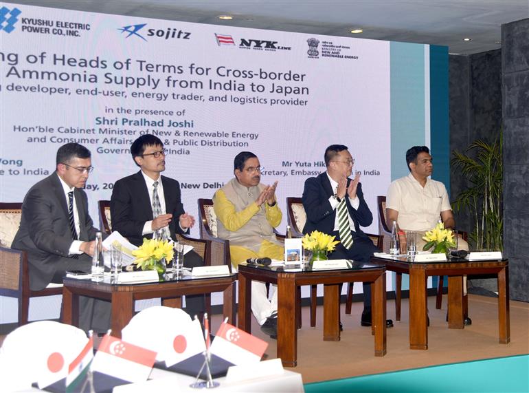 केंद्रीय उपभोक्ता मामले, खाद्य एवं सार्वजनिक वितरण तथा नवीन एवं नवीकरणीय ऊर्जा मंत्री श्री प्रहलाद जोशी की उपस्थिति में आयोजित एक समारोह के दौरान 20 अगस्त, 2024 को नई दिल्ली में भारत से जापान को ग्रीन अमोनिया के निर्यात के लिए पहले समझौते पर हस्ताक्षर किए गए।