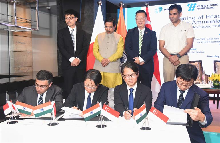 केंद्रीय उपभोक्ता मामले, खाद्य एवं सार्वजनिक वितरण तथा नवीन एवं नवीकरणीय ऊर्जा मंत्री श्री प्रहलाद जोशी की उपस्थिति में आयोजित एक समारोह के दौरान 20 अगस्त, 2024 को नई दिल्ली में भारत से जापान को ग्रीन अमोनिया के निर्यात के लिए पहले समझौते पर हस्ताक्षर किए गए।