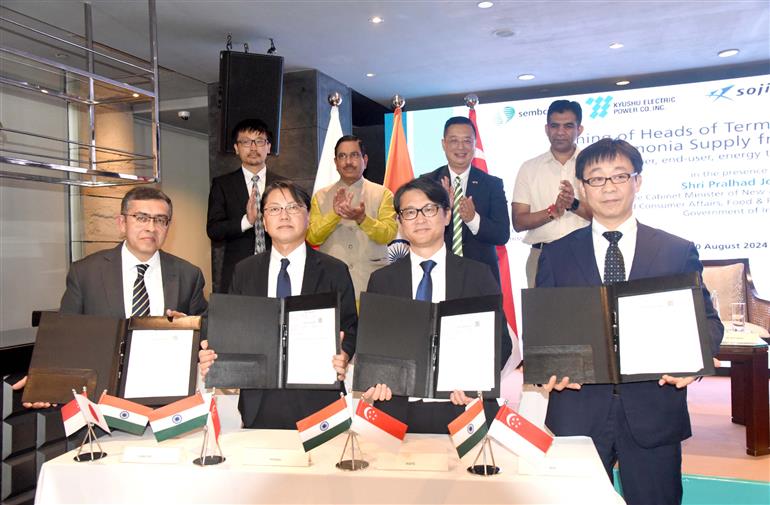 केंद्रीय उपभोक्ता मामले, खाद्य एवं सार्वजनिक वितरण तथा नवीन एवं नवीकरणीय ऊर्जा मंत्री श्री प्रहलाद जोशी की उपस्थिति में आयोजित एक समारोह के दौरान 20 अगस्त, 2024 को नई दिल्ली में भारत से जापान को ग्रीन अमोनिया के निर्यात के लिए पहले समझौते पर हस्ताक्षर किए गए।