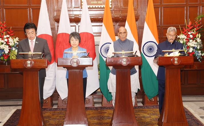 केंद्रीय रक्षा मंत्री श्री राजनाथ सिंह और केंद्रीय विदेश मंत्री डॉ. सुब्रह्मण्यम जयशंकर ने 20 अगस्त, 2024 को नई दिल्ली में भारत-जापान 2+2 मंत्रिस्तरीय वार्ता के तीसरे संस्करण के बाद अपने जापानी समकक्षों, रक्षा मंत्री श्री किहारा मिनोरू और विदेश मंत्री सुश्री योको कामिकावा के साथ संयुक्त प्रेस वक्तव्य की सह-अध्यक्षता की।