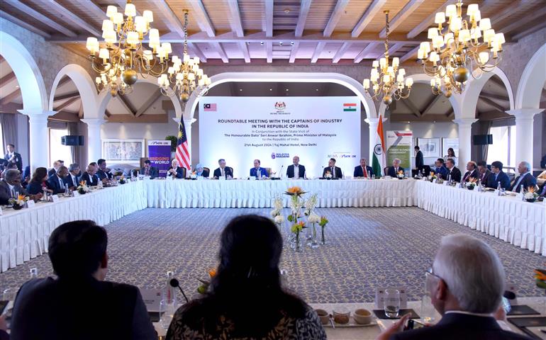 मलेशिया के प्रधान मंत्री श्री दातो सेरी अनवर बिन इब्राहिम ने 21 अगस्त, 2024 को नई दिल्ली के ताज महल होटल में भारत के उद्योग प्रमुखों के साथ गोलमेज बैठक की सह-अध्यक्षता की।