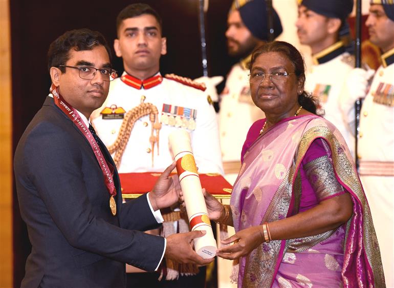 राष्ट्रपति श्रीमती द्रौपदी मुर्मु 22 अगस्त, 2024 को राष्ट्रपति भवन, नई दिल्ली में आयोजित एक पुरस्कार समारोह में प्रोफेसर महेश रमेश काकड़े को विज्ञान युवा-शांति स्वरूप भटनागर पुरस्कार प्रदान करती हुईं।