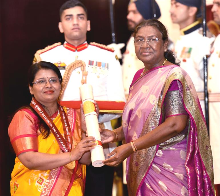 The President of India, Smt. Droupadi Murmu presents Vigyan Yuva-Shanti Swarup Bhatnagar award to Dr. Pragya Dhruv Yadav at an award ceremony, in Rashtrapati Bhavan, New Delhi on August 22, 2024.