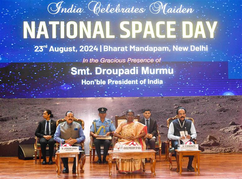 राष्ट्रपति श्रीमती द्रौपदी मुर्मु ने 23 अगस्त, 2024 को नई दिल्ली के भारत मंडपम में आयोजित भारत के पहले राष्ट्रीय अंतरिक्ष दिवस - 2024 समारोह में शिरकत की। साथ में विज्ञान और प्रौद्योगिकी (स्वतंत्र प्रभार), पृथ्वी विज्ञान (स्वतंत्र प्रभार), प्रधानमंत्री कार्यालय, कार्मिक, लोक शिकायत और पेंशन, परमाणु ऊर्जा और अंतरिक्ष राज्य मंत्री डॉ. जितेंद्र सिंह भी हैं।