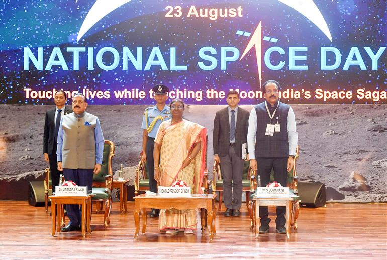 राष्ट्रपति श्रीमती द्रौपदी मुर्मु ने 23 अगस्त, 2024 को नई दिल्ली के भारत मंडपम में आयोजित भारत के पहले राष्ट्रीय अंतरिक्ष दिवस - 2024 समारोह में शिरकत की। साथ में विज्ञान और प्रौद्योगिकी (स्वतंत्र प्रभार), पृथ्वी विज्ञान (स्वतंत्र प्रभार), प्रधानमंत्री कार्यालय, कार्मिक, लोक शिकायत और पेंशन, परमाणु ऊर्जा और अंतरिक्ष राज्य मंत्री डॉ. जितेंद्र सिंह भी हैं।