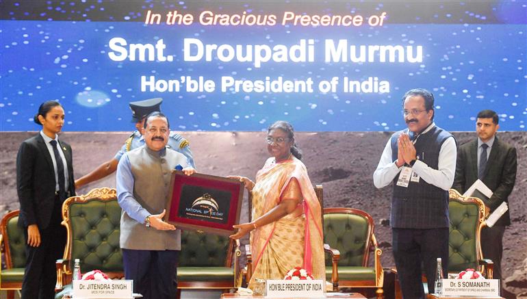 राष्ट्रपति श्रीमती द्रौपदी मुर्मु ने 23 अगस्त, 2024 को नई दिल्ली के भारत मंडपम में आयोजित भारत के पहले राष्ट्रीय अंतरिक्ष दिवस - 2024 समारोह में शिरकत की। साथ में विज्ञान और प्रौद्योगिकी (स्वतंत्र प्रभार), पृथ्वी विज्ञान (स्वतंत्र प्रभार), प्रधानमंत्री कार्यालय, कार्मिक, लोक शिकायत और पेंशन, परमाणु ऊर्जा और अंतरिक्ष राज्य मंत्री डॉ. जितेंद्र सिंह भी हैं।