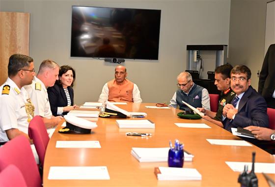 केंद्रीय रक्षा मंत्री श्री राजनाथ सिंह ने 25 अगस्त, 2024 को अमेरिका के मेम्फिस (टेनेसी) में नौसेना सतह युद्ध केंद्र (एनएसडब्ल्यूसी) स्थित विलियम बी मॉर्गन लार्ज कैविटेशन चैनल (एलसीसी) का दौरा किया।