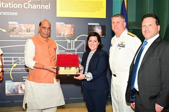 केंद्रीय रक्षा मंत्री श्री राजनाथ सिंह ने 25 अगस्त, 2024 को अमेरिका के मेम्फिस (टेनेसी) में नौसेना सतह युद्ध केंद्र (एनएसडब्ल्यूसी) स्थित विलियम बी मॉर्गन लार्ज कैविटेशन चैनल (एलसीसी) का दौरा किया।