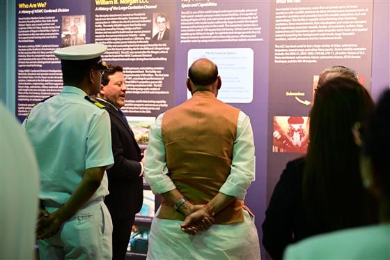 केंद्रीय रक्षा मंत्री श्री राजनाथ सिंह ने 25 अगस्त, 2024 को अमेरिका के मेम्फिस (टेनेसी) में नौसेना सतह युद्ध केंद्र (एनएसडब्ल्यूसी) स्थित विलियम बी मॉर्गन लार्ज कैविटेशन चैनल (एलसीसी) का दौरा किया।