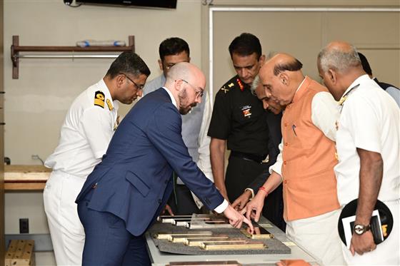 केंद्रीय रक्षा मंत्री श्री राजनाथ सिंह ने 25 अगस्त, 2024 को अमेरिका के मेम्फिस (टेनेसी) में नौसेना सतह युद्ध केंद्र (एनएसडब्ल्यूसी) स्थित विलियम बी मॉर्गन लार्ज कैविटेशन चैनल (एलसीसी) का दौरा किया।