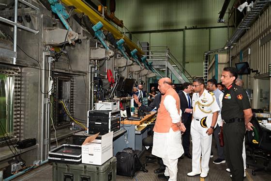 केंद्रीय रक्षा मंत्री श्री राजनाथ सिंह ने 25 अगस्त, 2024 को अमेरिका के मेम्फिस (टेनेसी) में नौसेना सतह युद्ध केंद्र (एनएसडब्ल्यूसी) स्थित विलियम बी मॉर्गन लार्ज कैविटेशन चैनल (एलसीसी) का दौरा किया।