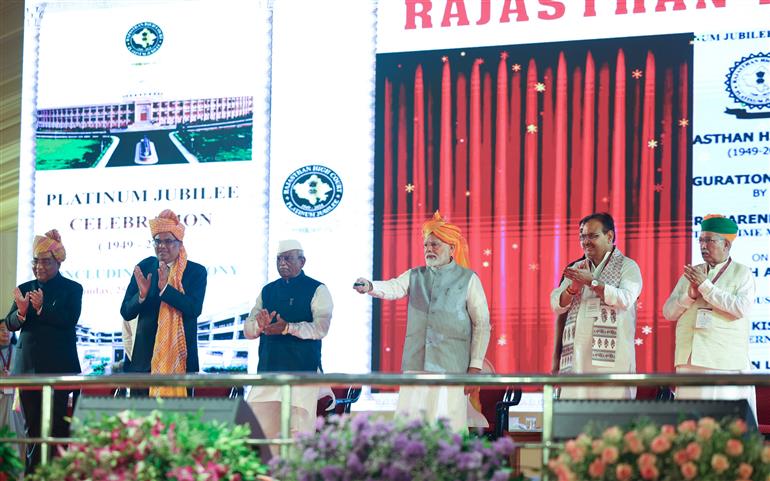 प्रधानमंत्री श्री नरेन्द्र मोदी 25 अगस्त, 2024 को राजस्थान के जोधपुर में राजस्थान उच्च न्यायालय के प्लेटिनम जयंती समारोह के दौरान डिजिटल इंडिया मिशन से प्रेरित एक आईटी प्लेटफॉर्म ‘TWARIT’ का उद्घाटन करते हुए।