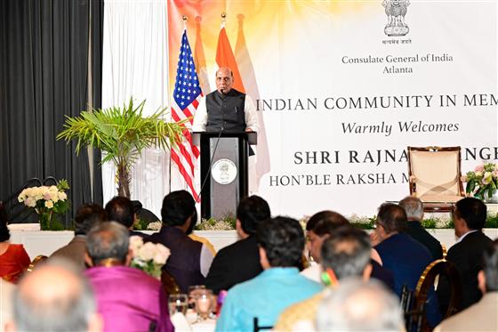 25 अगस्त, 2024 को अमेरिका के मेम्फिस, टेनेसी में भारतीय समुदाय के साथ समूह तस्वीर में केंद्रीय रक्षा मंत्री श्री राजनाथ सिंह।