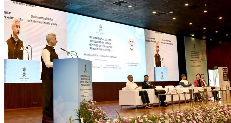 केंद्रीय विदेश मंत्री डॉ. सुब्रह्मण्यम जयशंकर 29 अगस्त, 2024 को नई दिल्ली में एनईपी 2020 के तहत शिक्षा का अंतर्राष्ट्रीयकरण: विदेशी विश्वविद्यालयों की स्थापना पर आयोजित कार्यक्रम को संबोधित करते हुए।