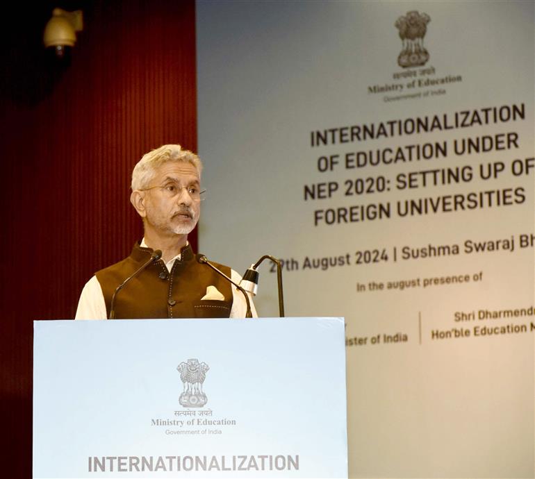 केंद्रीय विदेश मंत्री डॉ. सुब्रह्मण्यम जयशंकर 29 अगस्त, 2024 को नई दिल्ली में एनईपी 2020 के तहत शिक्षा का अंतर्राष्ट्रीयकरण: विदेशी विश्वविद्यालयों की स्थापना पर आयोजित कार्यक्रम को संबोधित करते हुए।