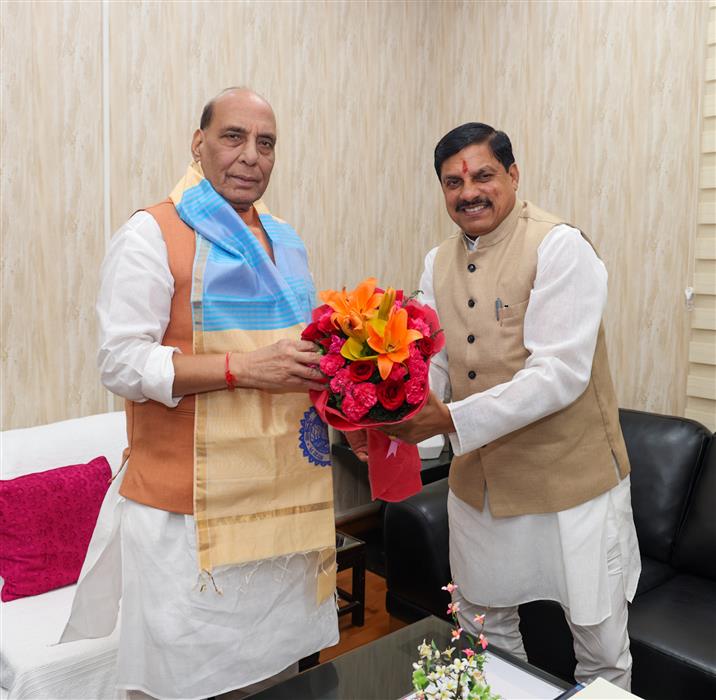 मध्य प्रदेश के मुख्यमंत्री डॉ. मोहन यादव 30 अगस्त, 2024 को नई दिल्ली में केंद्रीय रक्षा मंत्री श्री राजनाथ सिंह से मुलाकात करते हुए।