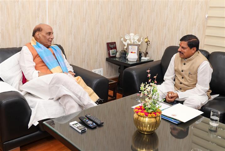 मध्य प्रदेश के मुख्यमंत्री डॉ. मोहन यादव 30 अगस्त, 2024 को नई दिल्ली में केंद्रीय रक्षा मंत्री श्री राजनाथ सिंह से मुलाकात करते हुए।