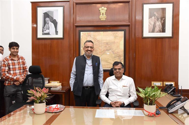 डॉ. टी.वी. सोमनाथन ने 30 अगस्त, 2024 को नई दिल्ली में नए कैबिनेट सचिव के रूप में पदभार ग्रहण किया।