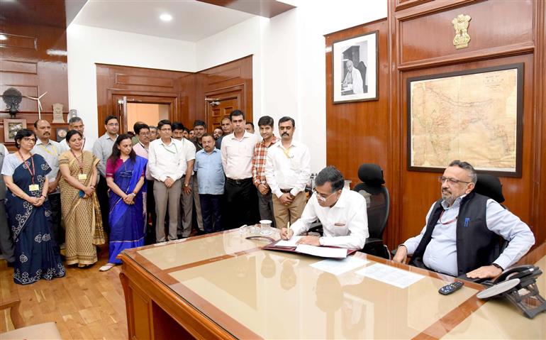 डॉ. टी.वी. सोमनाथन ने 30 अगस्त, 2024 को नई दिल्ली में नए कैबिनेट सचिव के रूप में पदभार ग्रहण किया।