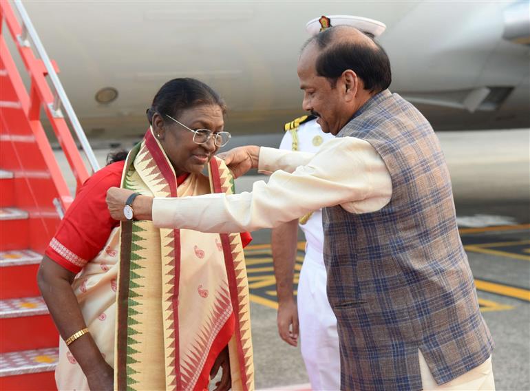 The Governor of Odisha, Shri Raghubar Das and the Chief Minister, Shri Mohan Charan Majhi received the President of India, Smt. Droupadi Murmu on her arrival at Biju Patnaik International Airport, Bhubaneswar, in Odisha on December 03, 2024.