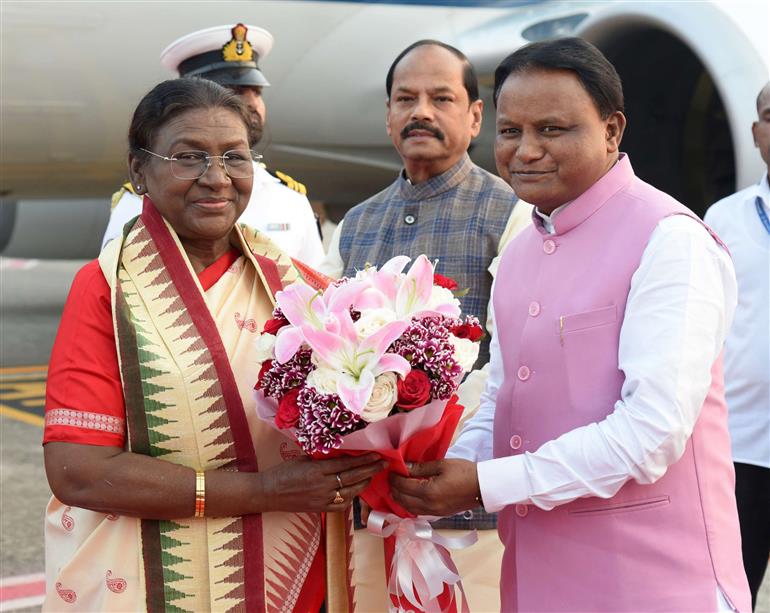 The Governor of Odisha, Shri Raghubar Das and the Chief Minister, Shri Mohan Charan Majhi received the President of India, Smt. Droupadi Murmu on her arrival at Biju Patnaik International Airport, Bhubaneswar, in Odisha on December 03, 2024.