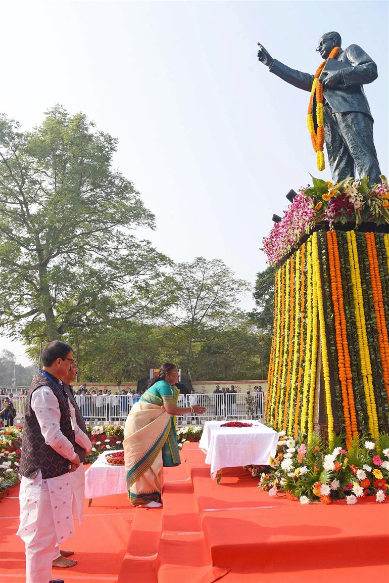 The President of India, Smt Droupadi Murmu paying floral tributes to Babasaheb Dr B.R. Ambedkar on his Mahaparinirvan Diwas at Bhubaneswar, in Odisha on December 06, 2024.