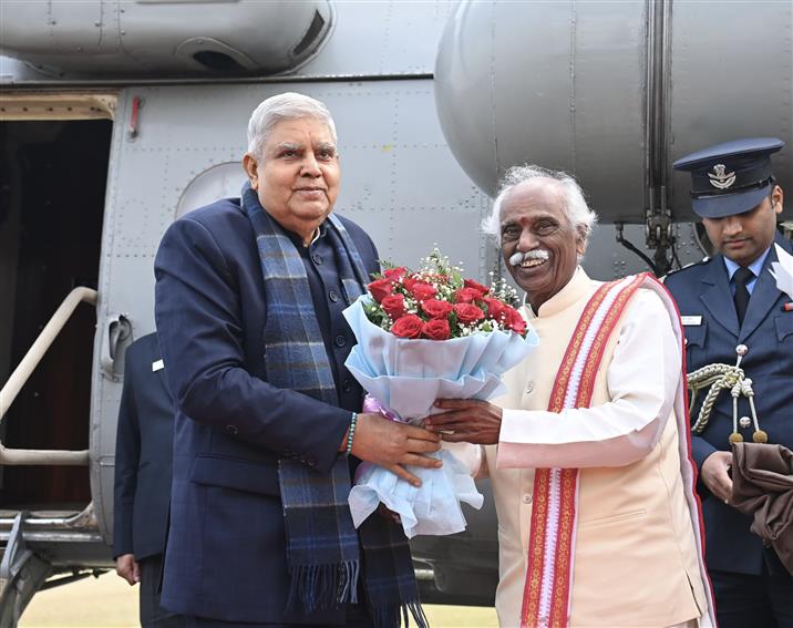 उपराष्ट्रपति, श्री जगदीप धनखड़ और डॉ. सुदेश धनखड़ के 8 दिसंबर, 2024 को हरियाणा के कुरुक्षेत्र पहुंचने पर उनका स्वागत करते हुए हरियाणा के राज्यपाल श्री बंडारू दत्तात्रेय, हरियाणा के मुख्यमंत्री श्री नायब सिंह सैनी और अन्य गणमान्य लोग।