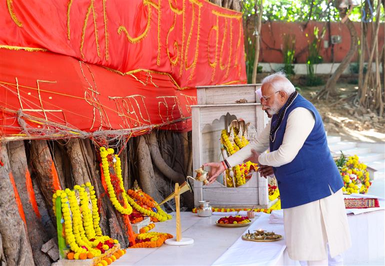 PM performs pooja at Akshay Vata Vriksh, in Prayagraj, Uttar Pradesh on December 13, 2024.