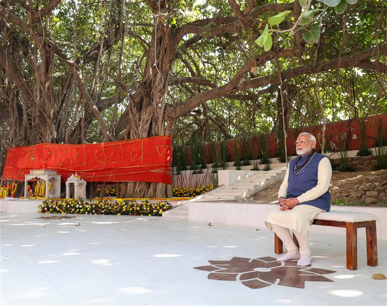 PM performs pooja at Akshay Vata Vriksh, in Prayagraj, Uttar Pradesh on December 13, 2024.