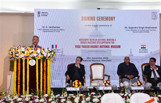 केंद्रीय विदेश मंत्री डॉ. सुब्रह्मण्यम जयशंकर 19 दिसंबर, 2024 को नई दिल्ली में जनपथ स्थित राष्ट्रीय संग्रहालय में युग युगीन भारत राष्ट्रीय संग्रहालय के लिए राष्ट्रीय संग्रहालय और फ्रांस संग्रहालय विकास के बीच समझौते पर हस्ताक्षर समारोह को संबोधित करते हुए।