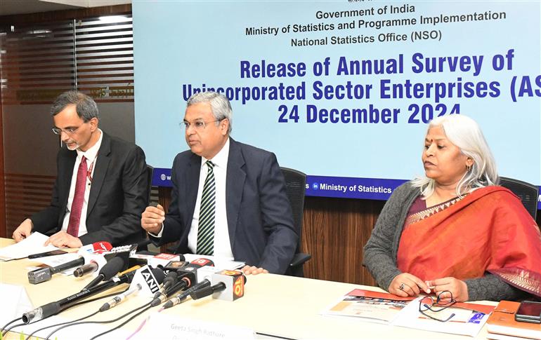सांख्यिकी एवं कार्यक्रम कार्यान्वयन मंत्रालय के सचिव डॉ. सौरभ गर्ग 24 दिसंबर, 2024 को नई दिल्ली में असंगठित क्षेत्र उद्यमों के वार्षिक सर्वेक्षण (एएसयूएसई) के विमोचन के अवसर पर मीडिया को संबोधित करते हुए।
