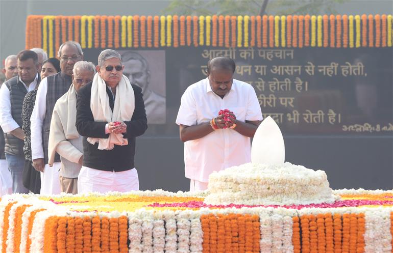 केंद्रीय भारी उद्योग एवं इस्पात मंत्री श्री एच. डी. कुमारस्वामी 25 दिसंबर, 2024 को नई दिल्ली स्थित सदैव अटल पर पूर्व प्रधानमंत्री अटल बिहारी वाजपेयी को उनकी 100वीं जयंती पर पुष्पांजलि अर्पित करते हुए।
