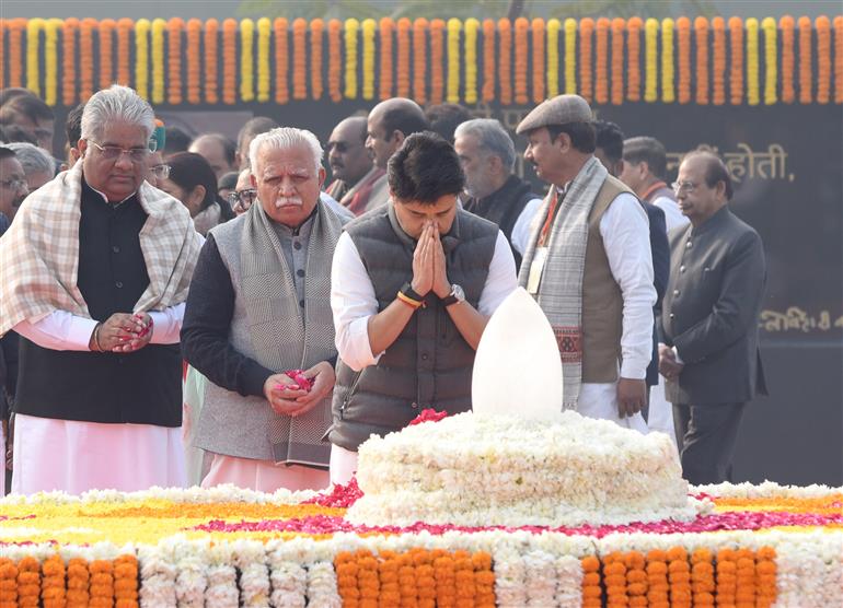The Union Minister of Communications and Development of North Eastern Region (DoNER), Shri Jyotiraditya M. Scindia pays floral tribute to former PM Atal Bihari Vajpayee on his 100th birth anniversary at Sadaiv Atal, in New Delhi on December 25, 2024.
