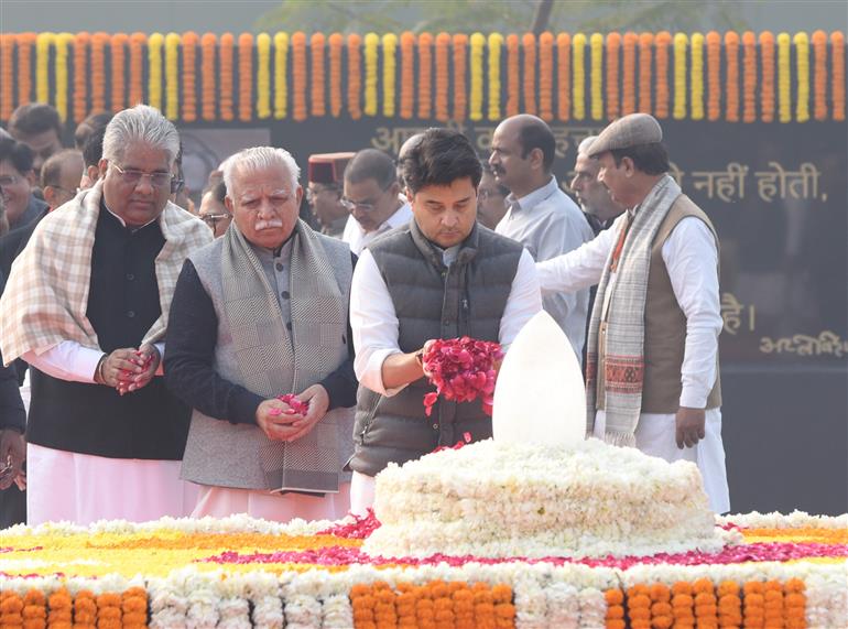 The Union Minister of Communications and Development of North Eastern Region (DoNER), Shri Jyotiraditya M. Scindia pays floral tribute to former PM Atal Bihari Vajpayee on his 100th birth anniversary at Sadaiv Atal, in New Delhi on December 25, 2024.