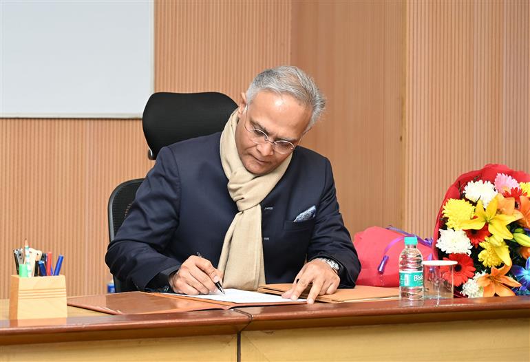 1990 बैच के भारतीय विदेश सेवा के श्री संजय वर्मा ने 01 फरवरी, 2024 को नई दिल्ली में यूपीएससी के सदस्य के रूप में पद और गोपनीयता की शपथ ली।