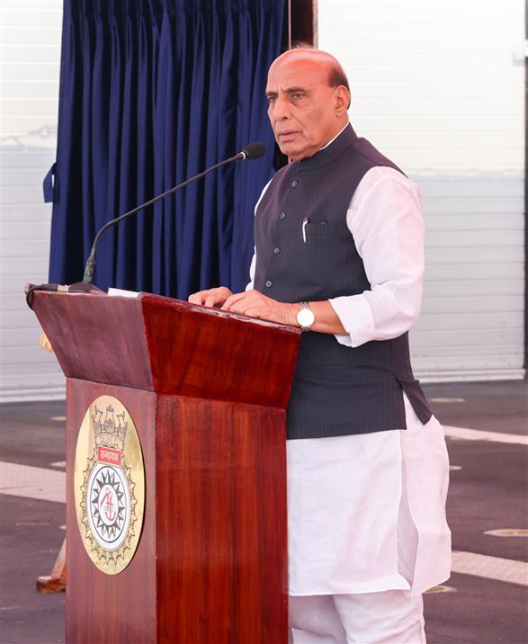 केंद्रीय रक्षा मंत्री श्री राजनाथ सिंह 03 फरवरी, 2024 को विशाखापत्तनम में नौसेना डॉकयार्ड में आईएनएस संध्याक के जलावतरण समारोह को संबोधित करते हुए।