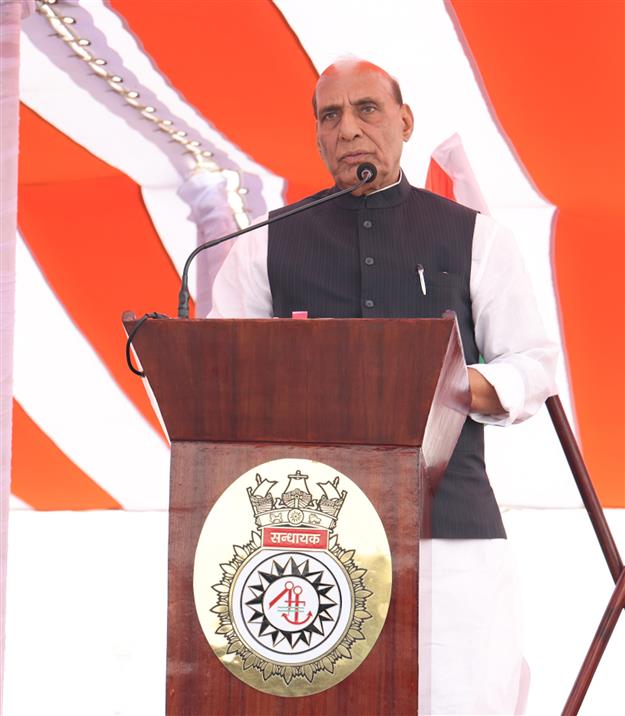 केंद्रीय रक्षा मंत्री श्री राजनाथ सिंह 03 फरवरी, 2024 को विशाखापत्तनम में नौसेना डॉकयार्ड में आईएनएस संध्याक के जलावतरण समारोह को संबोधित करते हुए।