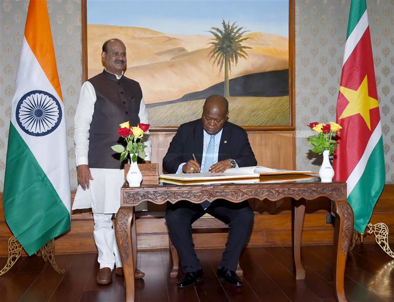 सूरीनाम की नेशनल असेंबली के अध्यक्ष, श्री मारिनस बी 05 फरवरी, 2024 को नई दिल्ली में लोकसभा अध्यक्ष श्री ओम बिड़ला की उपस्थिति में आगंतुक पुस्तिका पर हस्ताक्षर करते हुए।