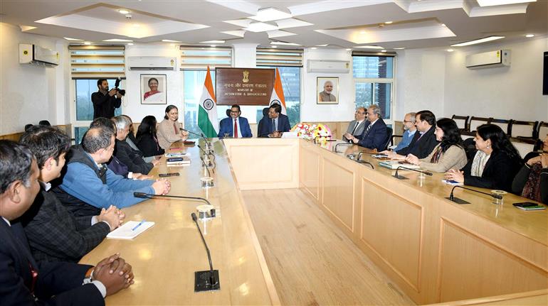 1992 बैच के आईएएस अधिकारी श्री संजय जाजू ने 05 फरवरी, 2024 को नई दिल्ली में श्री अपूर्व चंद्रा, जिन्हें स्वास्थ्य सचिव नियुक्त किया गया है, से सूचना और प्रसारण मंत्रालय के सचिव का कार्यभार संभाला।